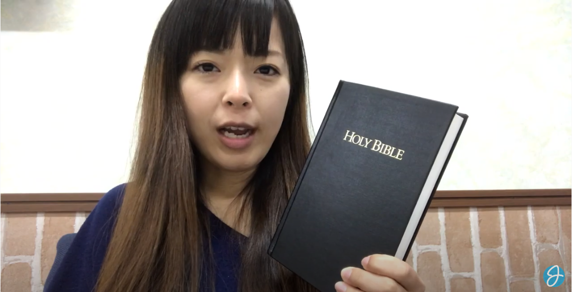 千亞紀在教會視頻中鼓勵人多讀聖經。（圖／YouTube@Japan Kingdom Church影片截圖）